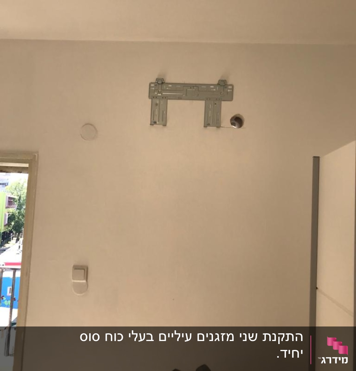 תושבת מתכת לקיר למזגן עם חור לצינור